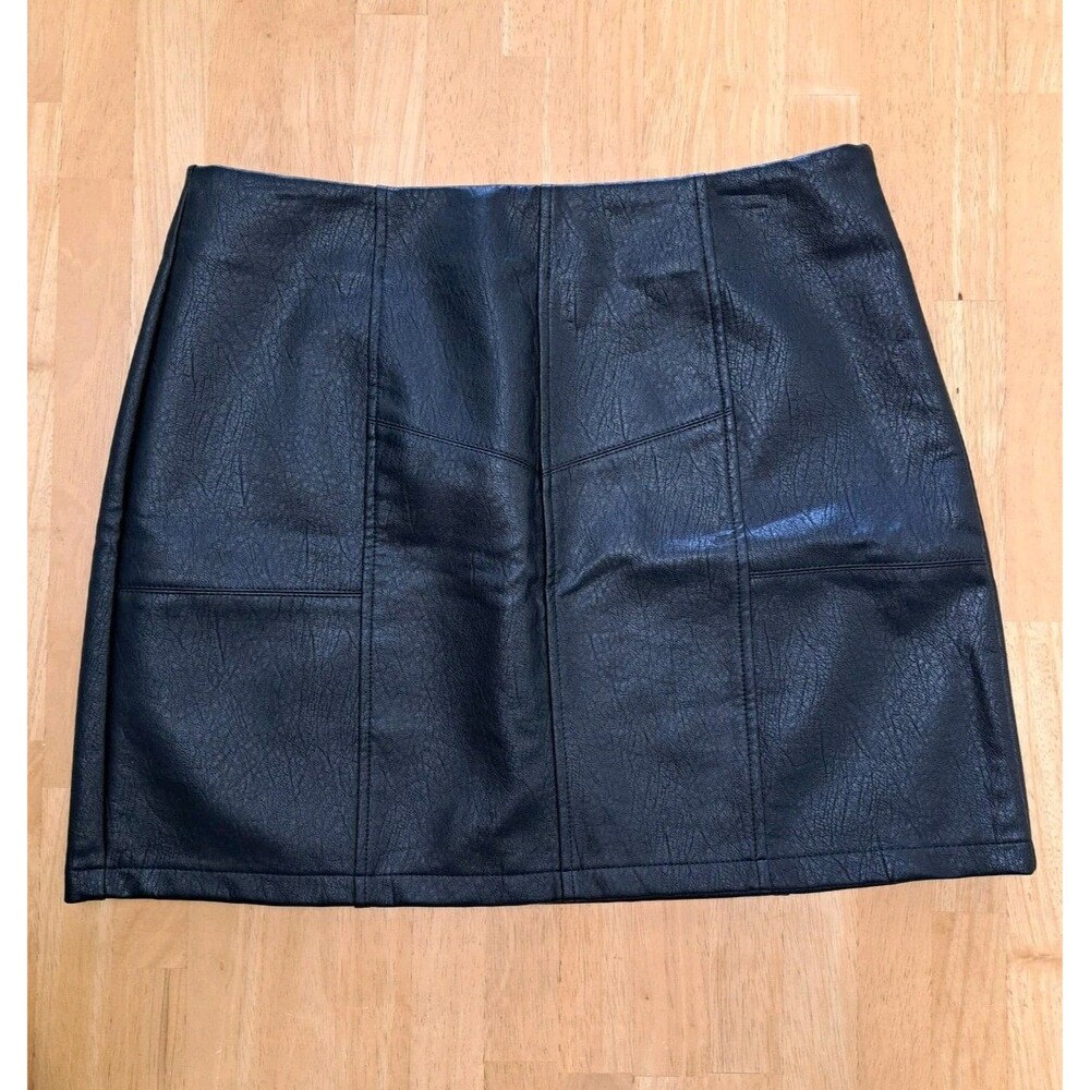 Bluivy "Layla" Vegan Faux Leather Mini Skirt Black Size Large NWT